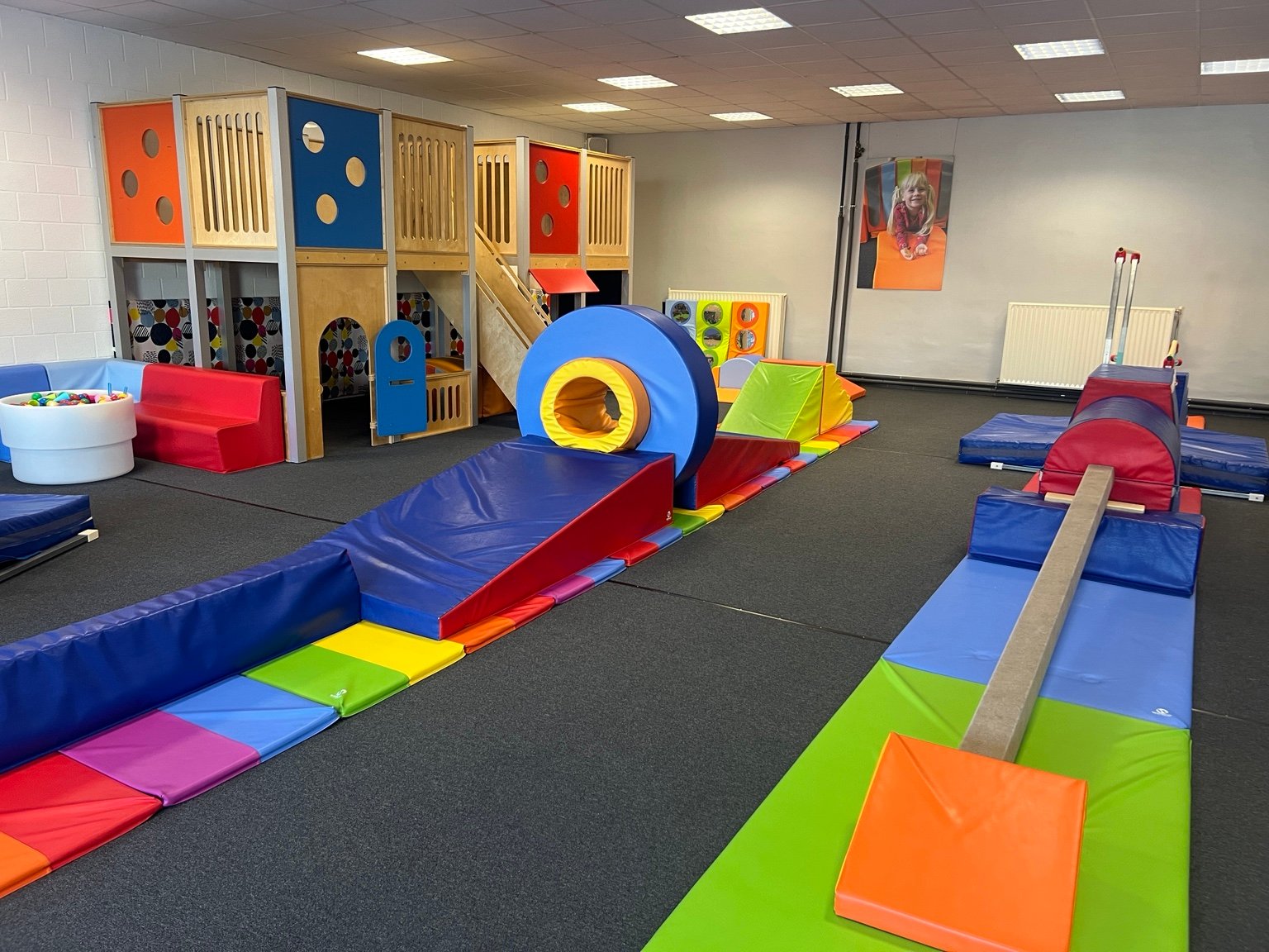 De kinderzaal met verschillende speel- en beweegtoestellen