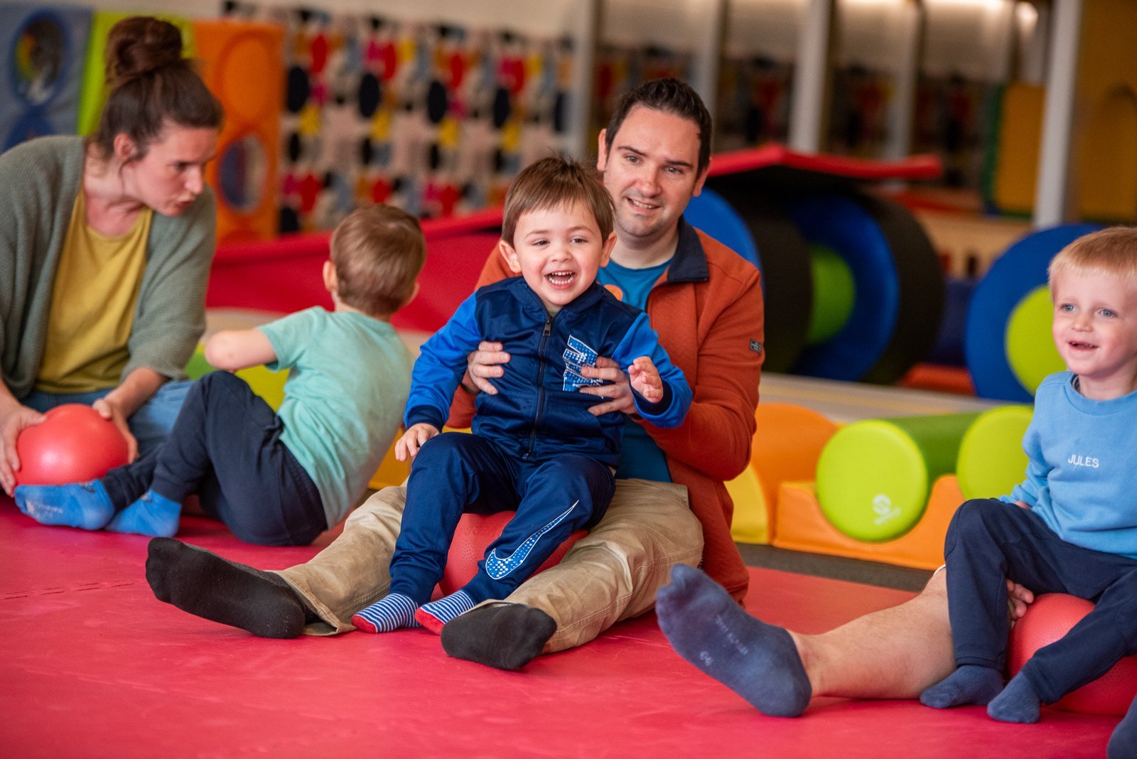 Ouders en kinderen bewegen samen tijdens een ouder-kindles