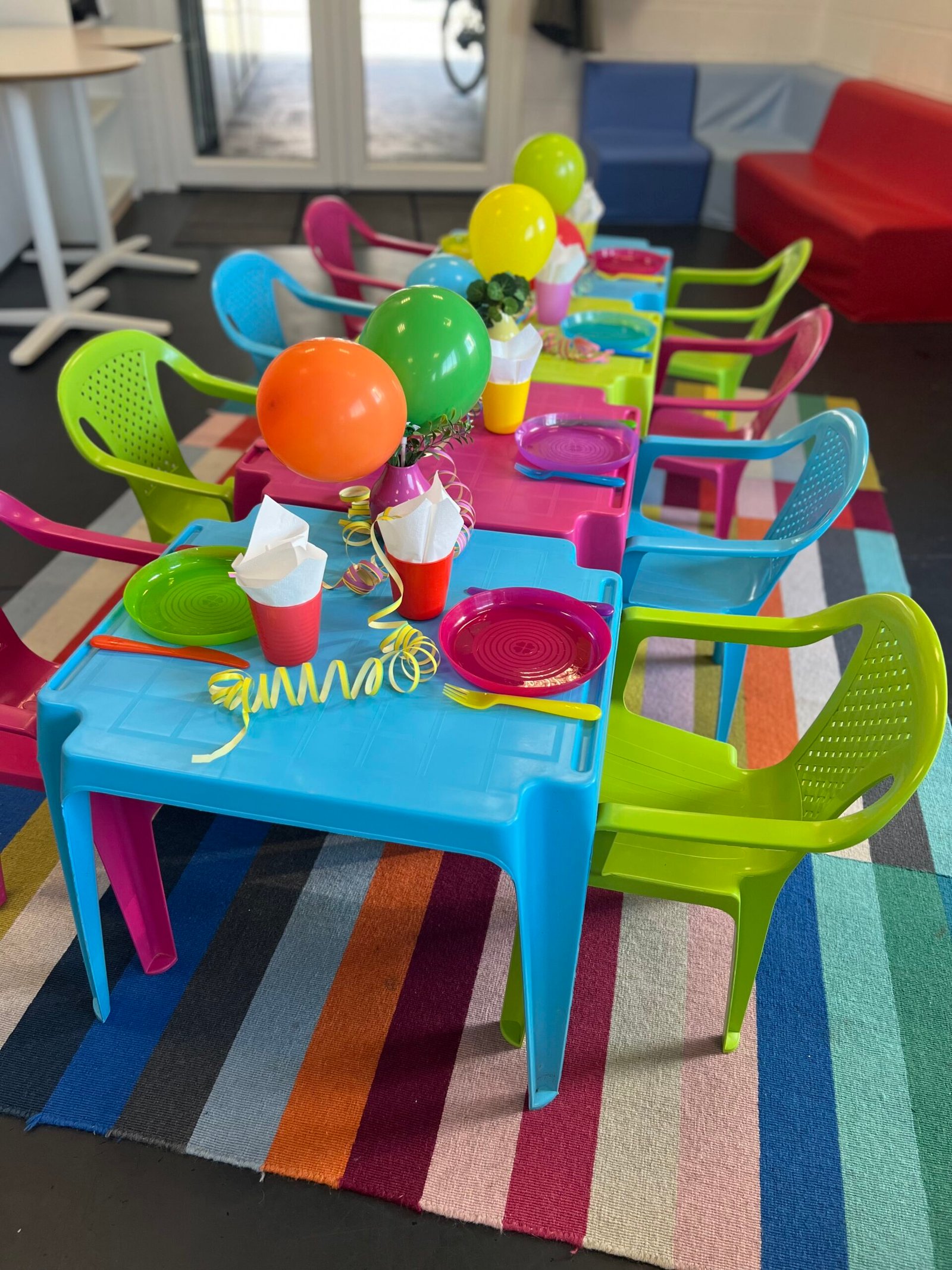 Een kleurrijk gedekte feesttafel bij LEZI