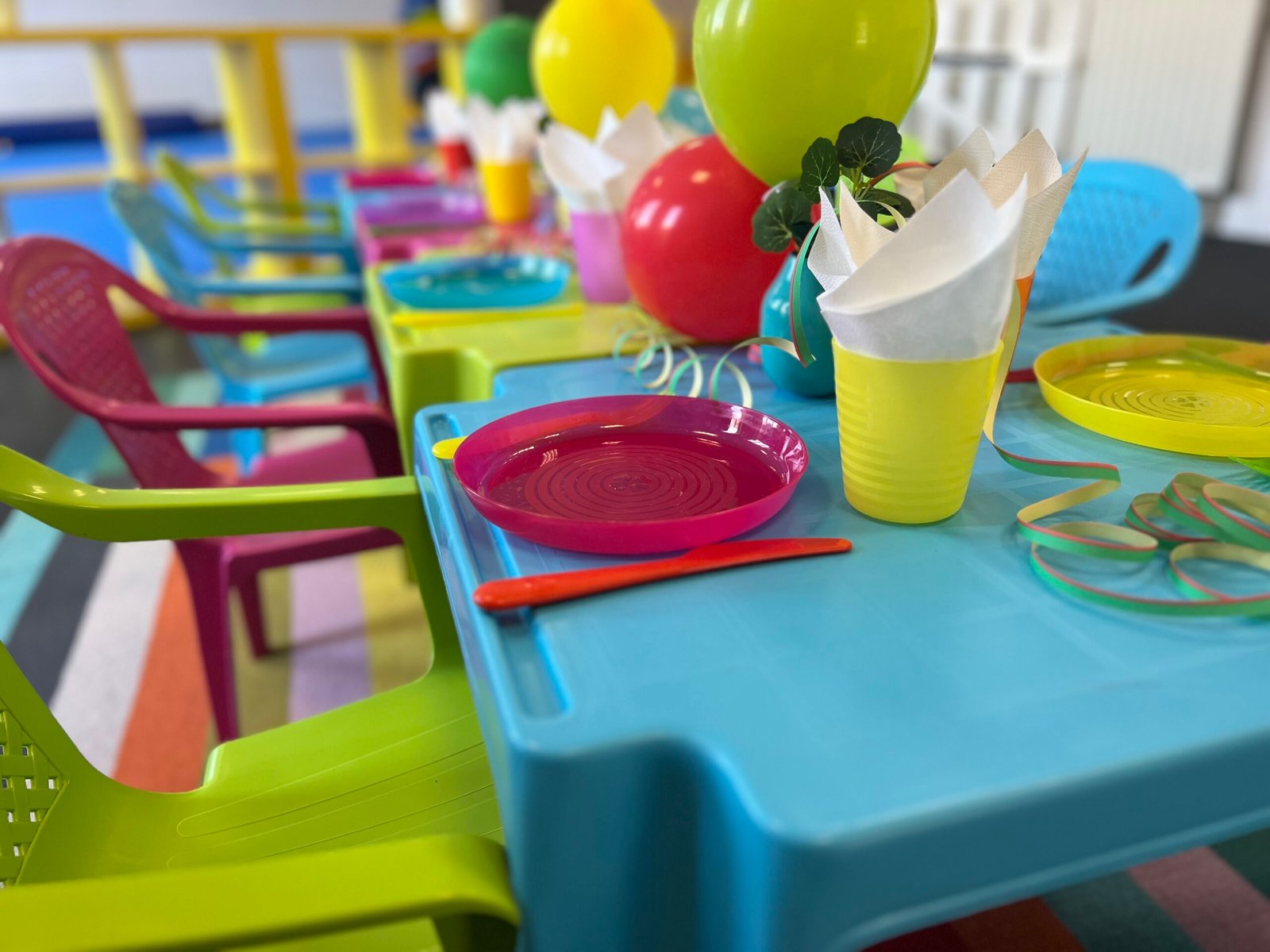 Kleurrijk gedekte feesttafel bij LEZI